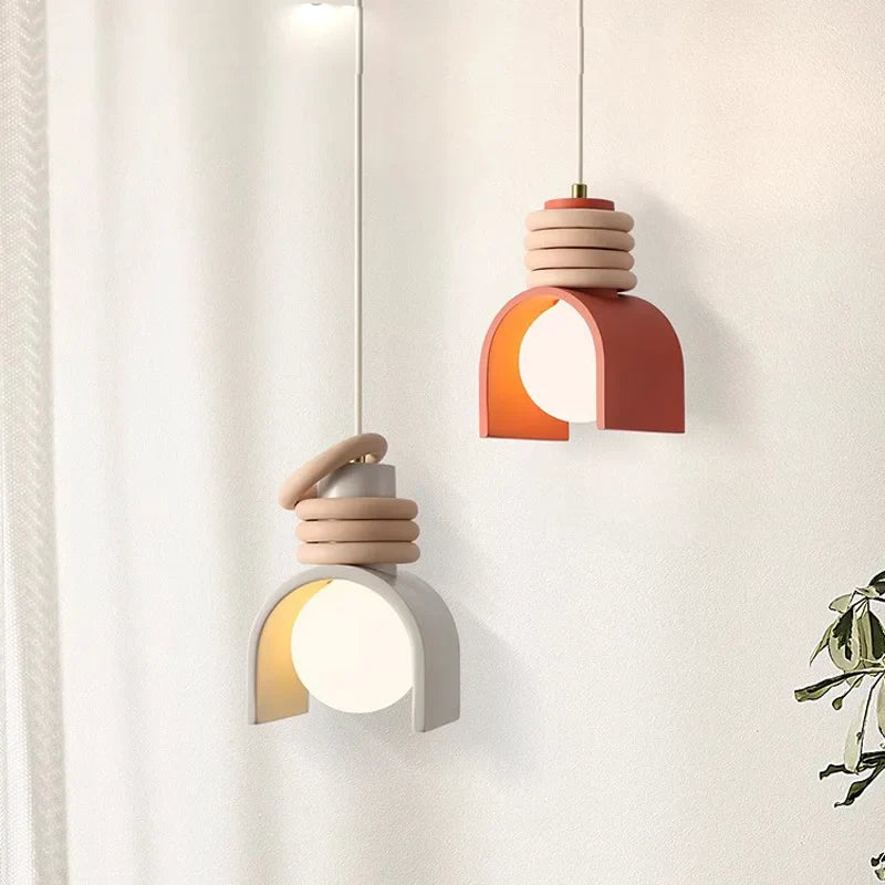 Moderne LED-lysekrone i minimalistisk nordisk stil af harpiks