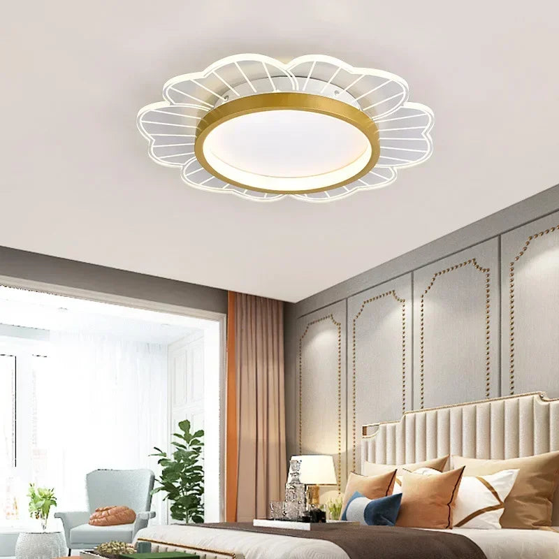 Elegant moderne lysekrone oplyser rummet