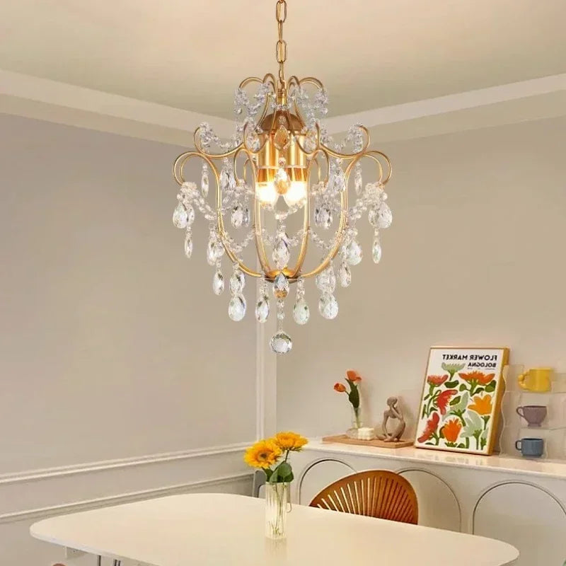 Krystal LED-lysekrone i retrostil til elegant indretning