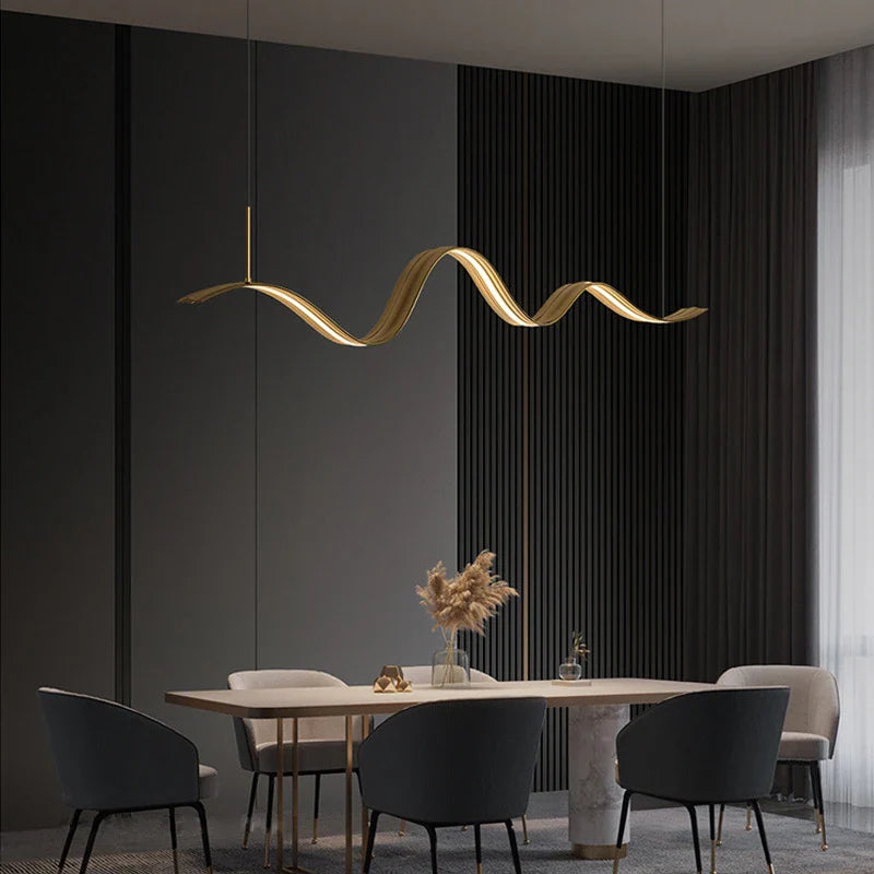 Elegant, bølget LED-lysekrone i kobber