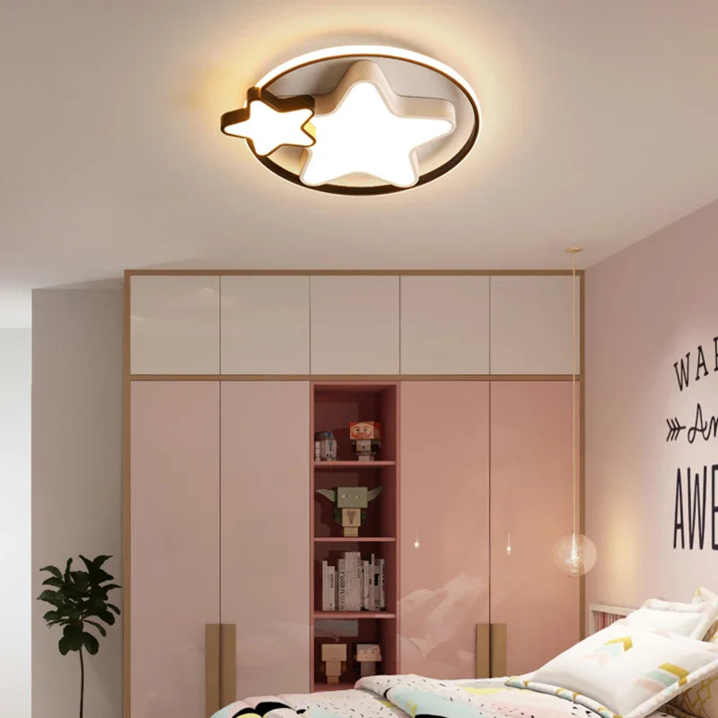 Sofistikeret LED-lysekrone i strømlinet design