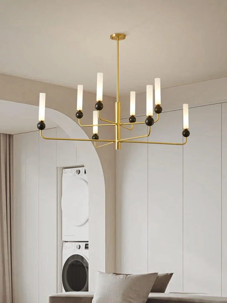 Moderne lysekrone, elegant design.