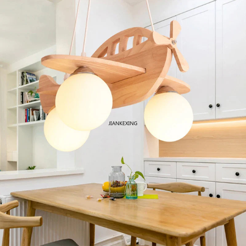 LED-flylampe i træ til moderne børneværelse