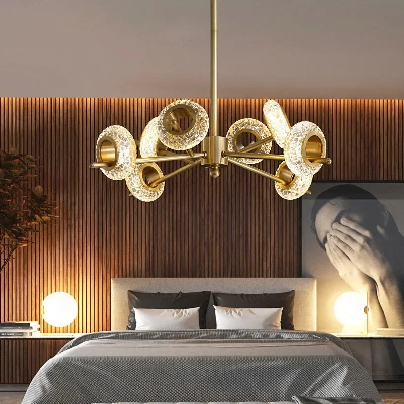 Nordisk lysekrone i krakeleret glas, minimalistisk, moderne stil med LED