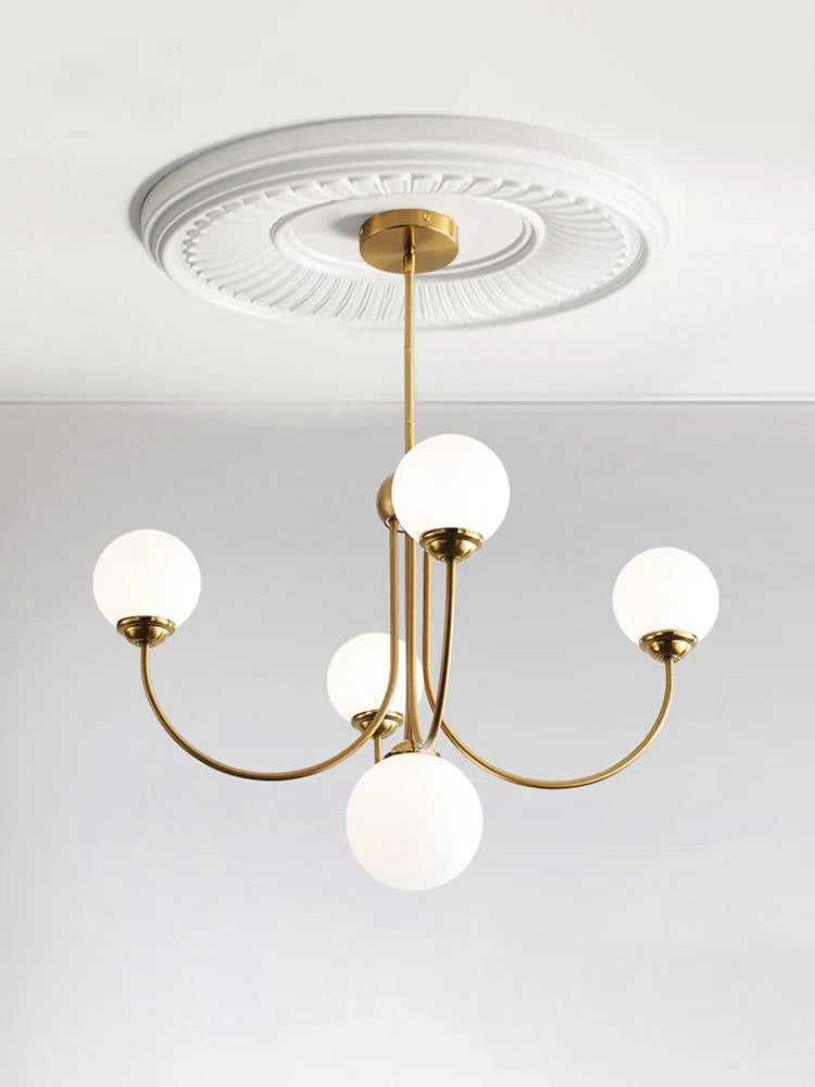 Retrolampe lyser op i nutidig indretning.