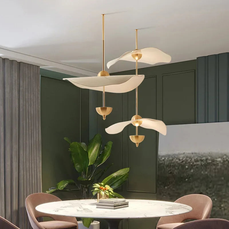Moderne gylden lotusblomst lysekrone ideel til boutiquehotel