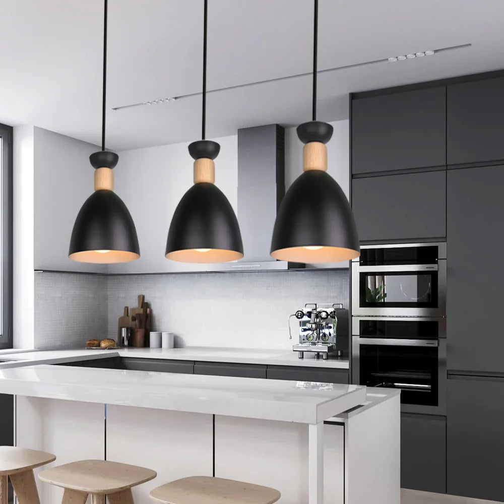 Lys nordisk lysekrone med rent design